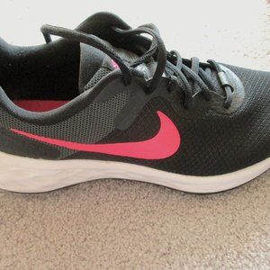 Women's NIKE Revolution 6  Black Hyper Pink Running Shoes Sneakers Size 10.5